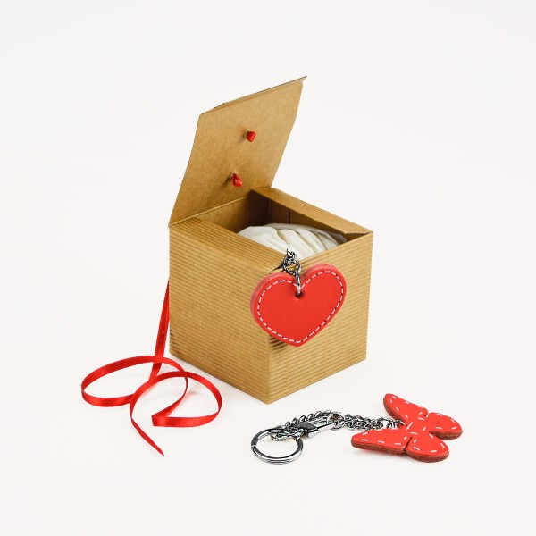 Portachiavi e charme per borse in vero cuoio toscano a forma di farfalla di colore rosso  - 1